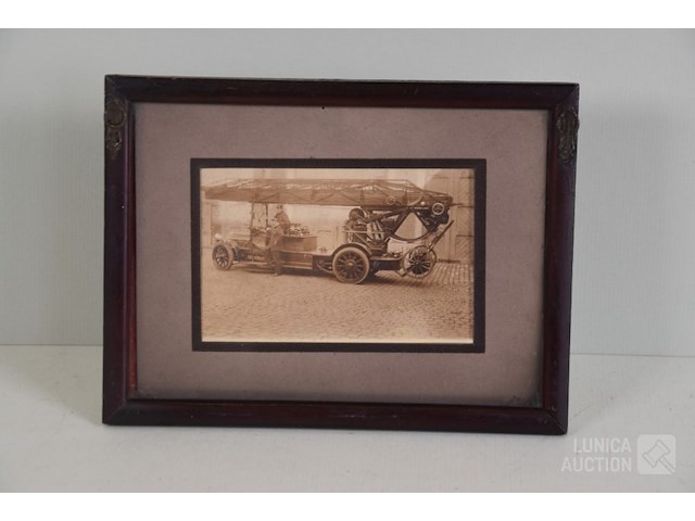 Oude foto van antieke brandweerauto - afbeelding 1 van  4