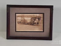 Oude foto van antieke brandweerauto - afbeelding 1 van  4