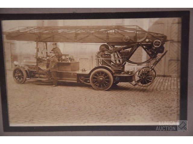 Oude foto van antieke brandweerauto - afbeelding 2 van  4