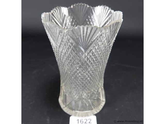 Oude geslepen kristallen vaas - afbeelding 1 van  3