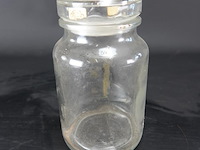 Oude glazen dekselpot