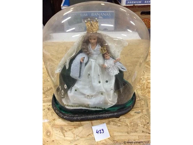 Oude glazen stolp met madonna - afbeelding 1 van  3