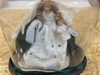 Oude glazen stolp met madonna