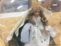 Oude glazen stolp met madonna - afbeelding 2 van  3