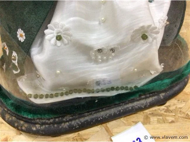 Oude glazen stolp met madonna - afbeelding 3 van  3