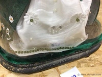 Oude glazen stolp met madonna - afbeelding 3 van  3
