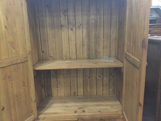 Oude grenen kledingkast - afbeelding 2 van  3