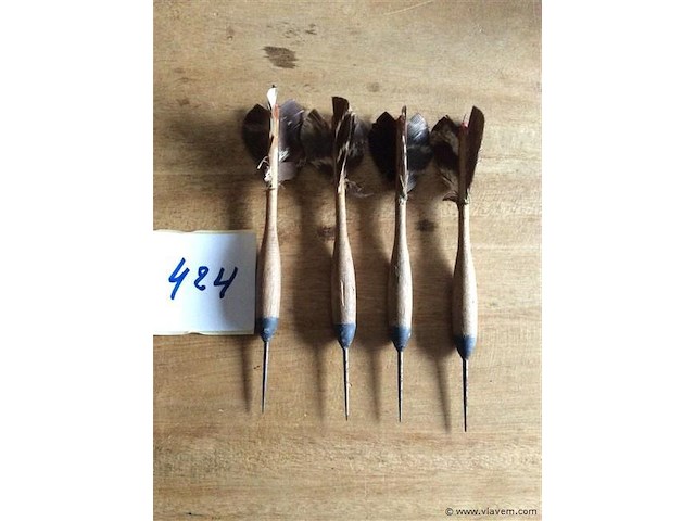 Oude houten dartspijlen 4stuks - afbeelding 1 van  3