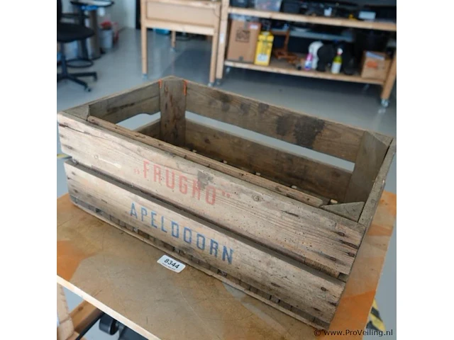 Oude houten fruit- of groenekist met de opdruk "frugho apeldoorn" - afbeelding 1 van  6