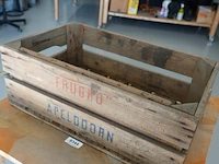 Oude houten fruit- of groenekist met de opdruk "frugho apeldoorn"