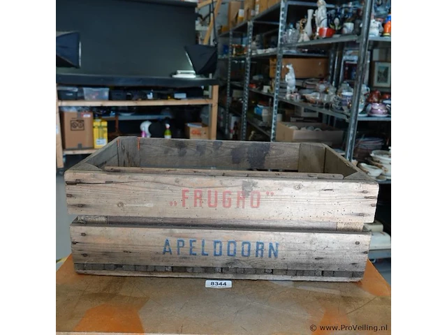 Oude houten fruit- of groenekist met de opdruk "frugho apeldoorn" - afbeelding 2 van  6