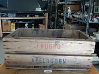 Oude houten fruit- of groenekist met de opdruk "frugho apeldoorn" - afbeelding 2 van  6