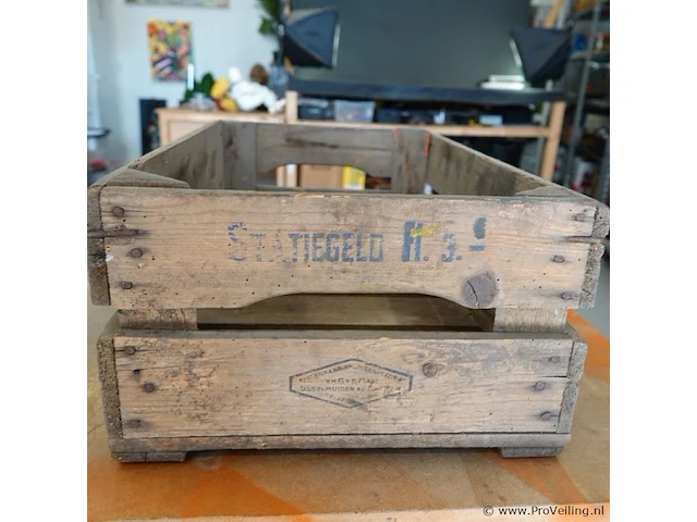 Oude houten fruit- of groenekist met de opdruk "frugho apeldoorn" - afbeelding 4 van  6