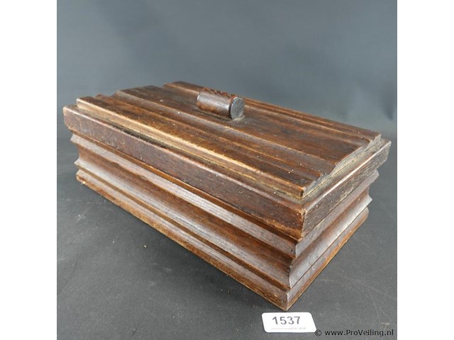 Oude houten kist gevuld met fournituren e.d. - afbeelding 1 van  5