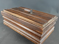 Oude houten kist gevuld met fournituren e.d.
