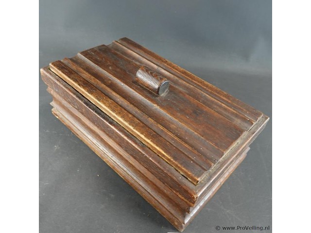 Oude houten kist gevuld met fournituren e.d. - afbeelding 2 van  5