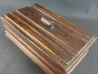 Oude houten kist gevuld met fournituren e.d. - afbeelding 2 van  5