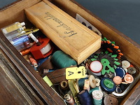 Oude houten kist gevuld met fournituren e.d. - afbeelding 3 van  5