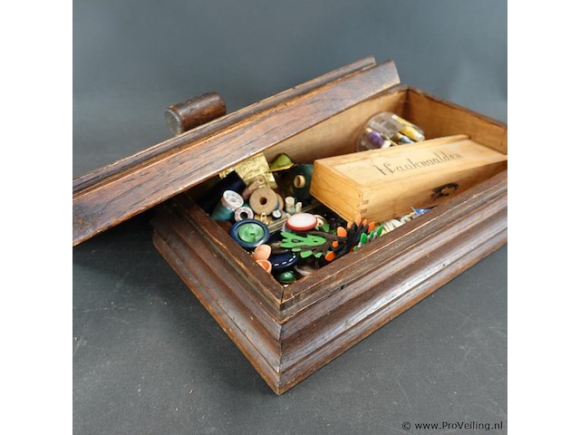 Oude houten kist gevuld met fournituren e.d. - afbeelding 4 van  5