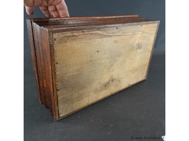 Oude houten kist gevuld met fournituren e.d. - afbeelding 5 van  5