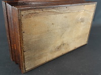 Oude houten kist gevuld met fournituren e.d. - afbeelding 5 van  5