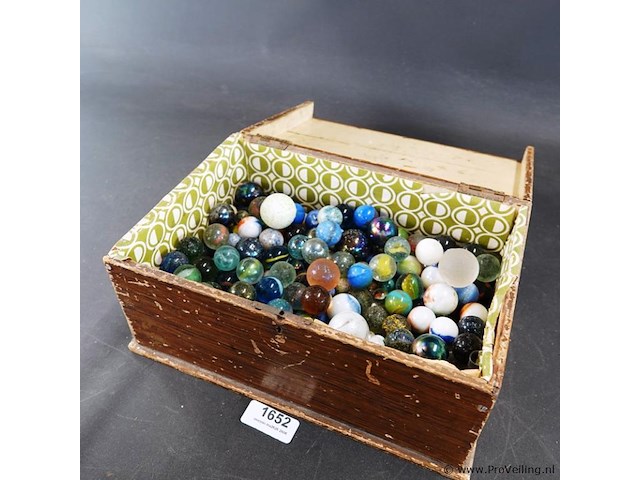 Oude houten kist gevuld met knikkers/stuiters - afbeelding 1 van  5