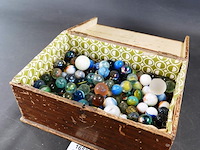 Oude houten kist gevuld met knikkers/stuiters - afbeelding 1 van  5