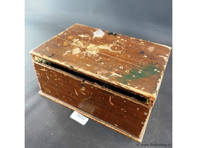 Oude houten kist gevuld met knikkers/stuiters - afbeelding 5 van  5