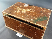 Oude houten kist gevuld met knikkers/stuiters - afbeelding 5 van  5