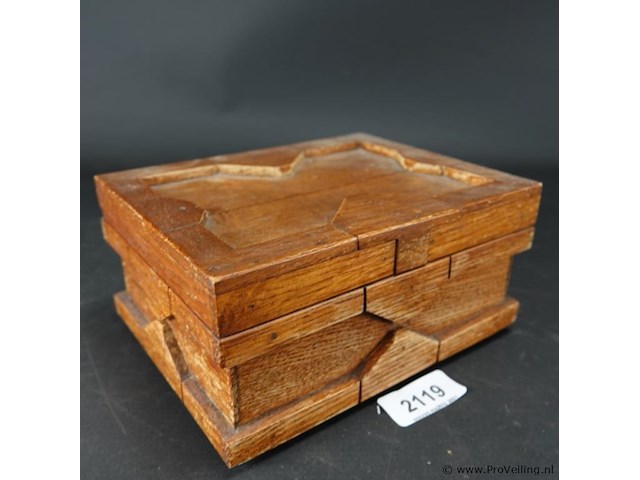 Oude houten kist met bijzondere sluiting - afbeelding 1 van  5