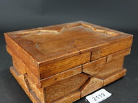 Oude houten kist met bijzondere sluiting