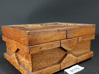 Oude houten kist met bijzondere sluiting - afbeelding 2 van  5