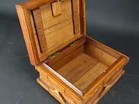 Oude houten kist met bijzondere sluiting - afbeelding 3 van  5