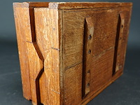 Oude houten kist met bijzondere sluiting - afbeelding 5 van  5