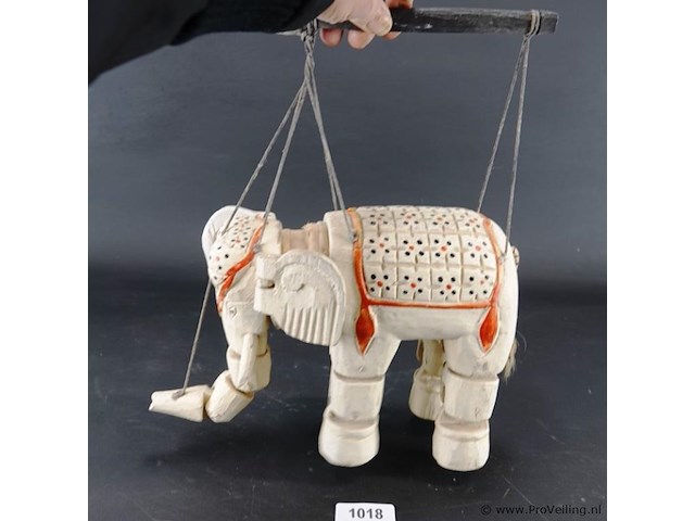 Oude houten olifant als marionet - afbeelding 1 van  5