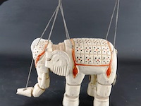 Oude houten olifant als marionet