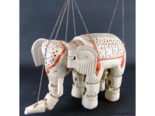 Oude houten olifant als marionet - afbeelding 2 van  5