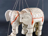 Oude houten olifant als marionet - afbeelding 2 van  5