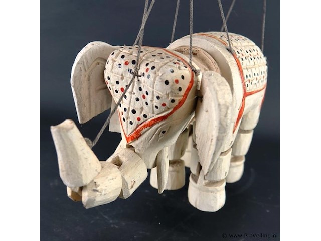 Oude houten olifant als marionet - afbeelding 3 van  5