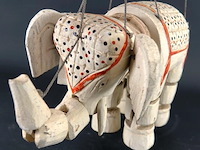 Oude houten olifant als marionet - afbeelding 3 van  5