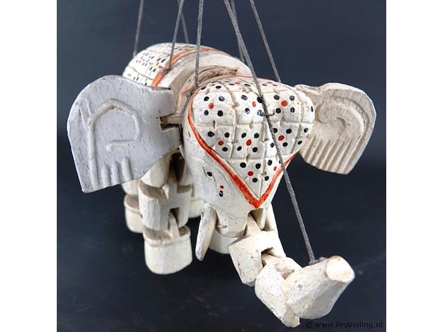 Oude houten olifant als marionet - afbeelding 4 van  5