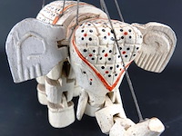 Oude houten olifant als marionet - afbeelding 4 van  5
