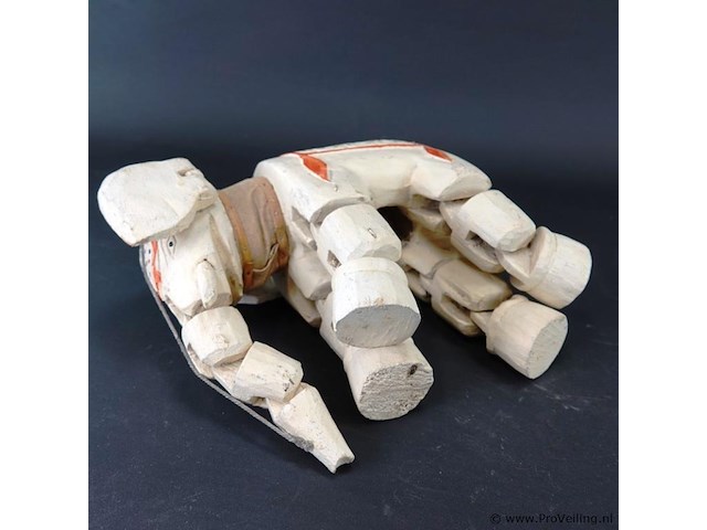 Oude houten olifant als marionet - afbeelding 5 van  5