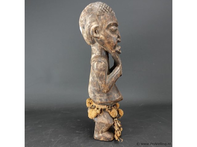 Oude in hout gesneden afrikaanse man - afbeelding 2 van  5