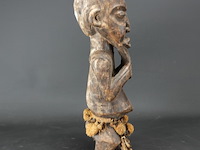 Oude in hout gesneden afrikaanse man - afbeelding 2 van  5