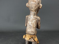 Oude in hout gesneden afrikaanse man - afbeelding 3 van  5