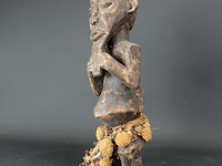 Oude in hout gesneden afrikaanse man - afbeelding 4 van  5