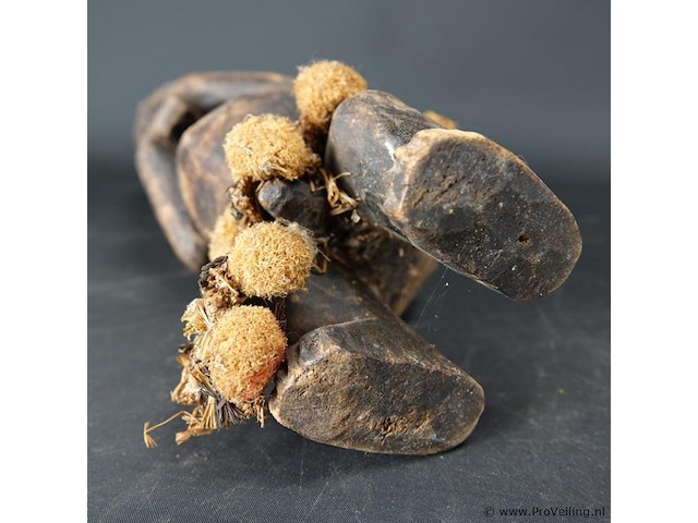 Oude in hout gesneden afrikaanse man - afbeelding 5 van  5