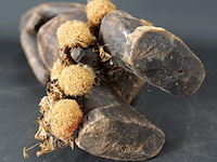 Oude in hout gesneden afrikaanse man - afbeelding 5 van  5