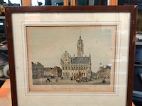 Oude kleurenlitho toont het laatgotische stadhuis van middelburg op de markt, getiteld het stadhuis op de groote markt - afbeelding 1 van  5